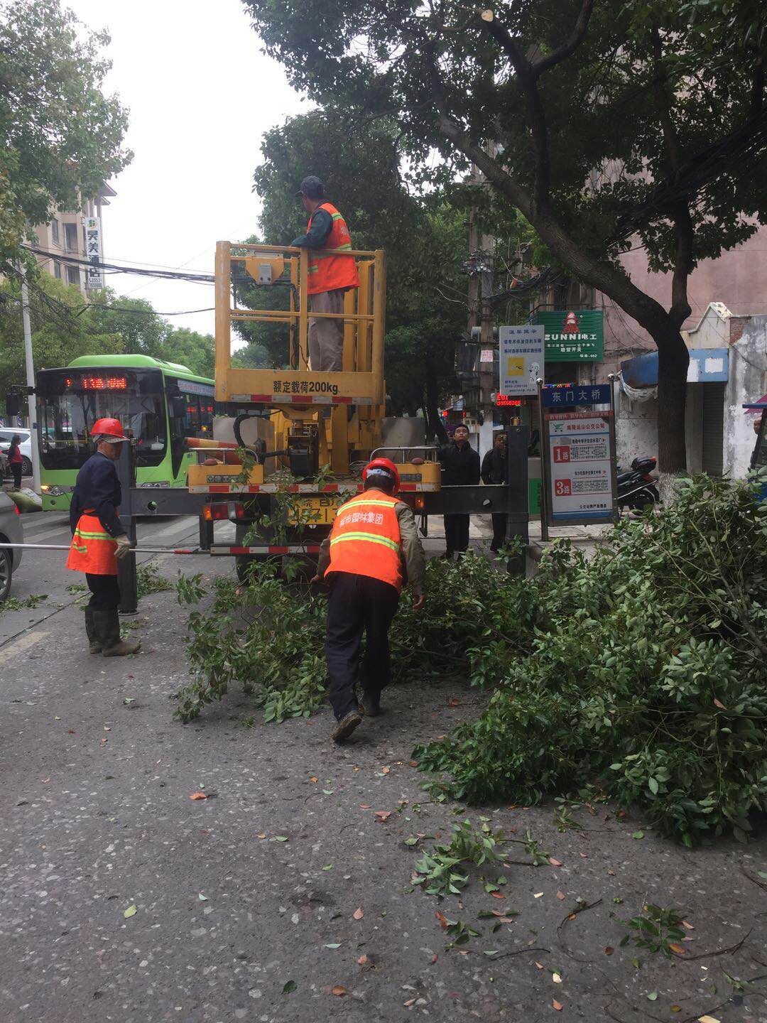 近日，我公司根據(jù)南陵縣市政園林所通知，組織安排人員車輛協(xié)助市政園林所路燈科修剪陵陽路兩側(cè)遮擋路燈照明的樹枝。此項(xiàng)工作持續(xù)了三天，消除了因路燈光照不足帶來的夜間通行安全隱患問題，受到沿線居民一致好評。