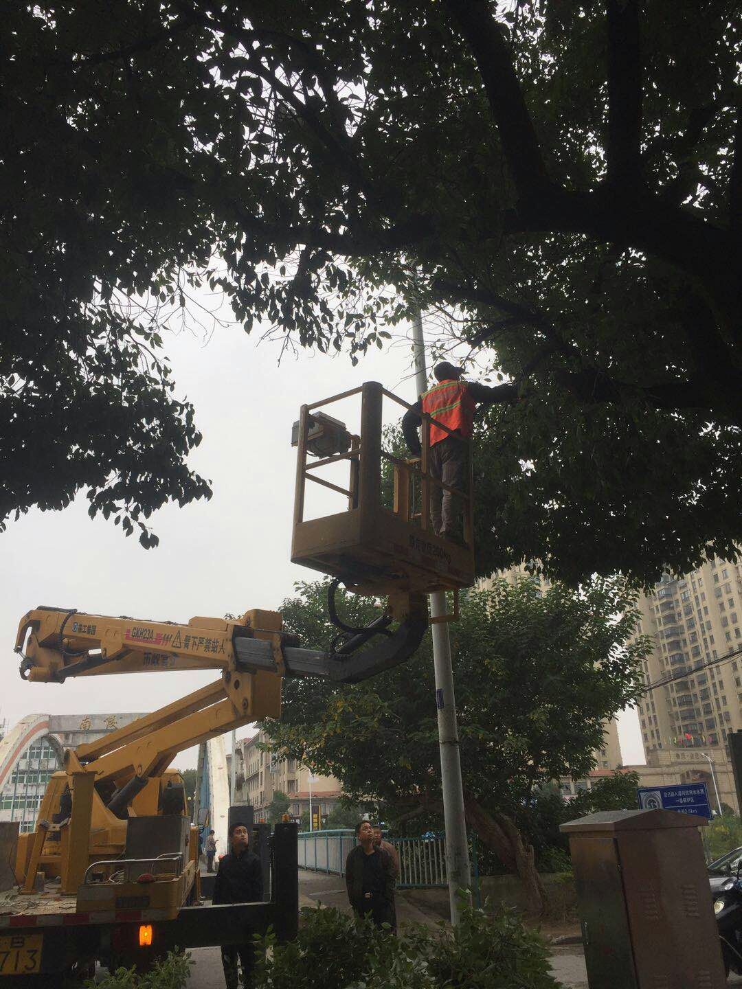 近日，我公司根據(jù)南陵縣市政園林所通知，組織安排人員車輛協(xié)助市政園林所路燈科修剪陵陽路兩側(cè)遮擋路燈照明的樹枝。此項(xiàng)工作持續(xù)了三天，消除了因路燈光照不足帶來的夜間通行安全隱患問題，受到沿線居民一致好評。